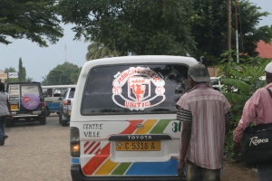 Les minibus couvrant les villes ou les routes du pays affichent généralement leur support à un club de football ou leur amour pour dieu